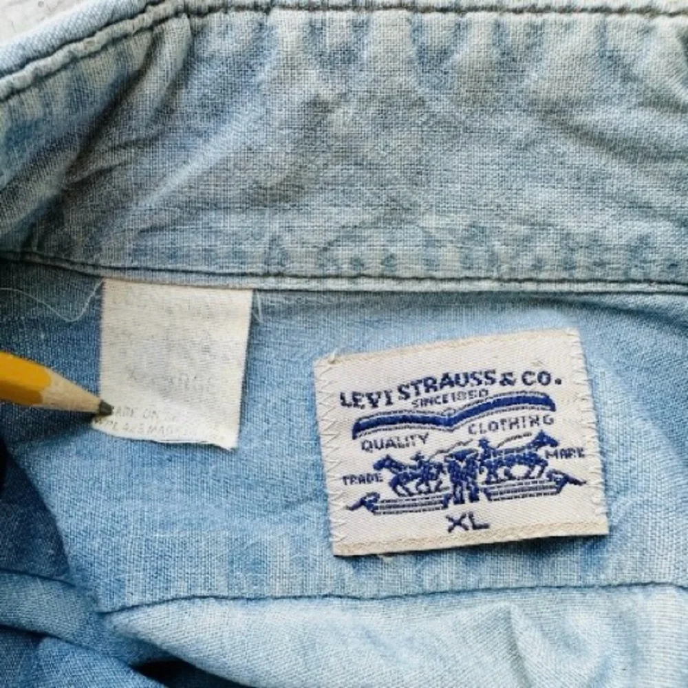 VINTAGE 1970s LEVI'S WORK SHIRT ORANGE TAB BLUE DENIM CHAMBRAY DISTRESSED XL - Picture 7 of 10